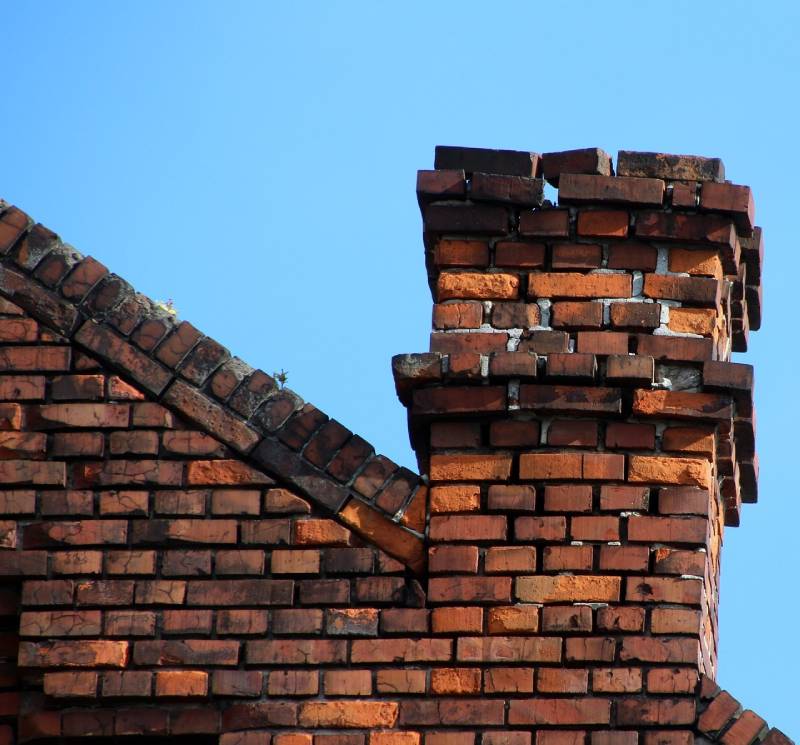 Signs Your Melrose Home Needs a Chimney Inspection Damaged chimney on an Melrose home showing cracks and missing mortar